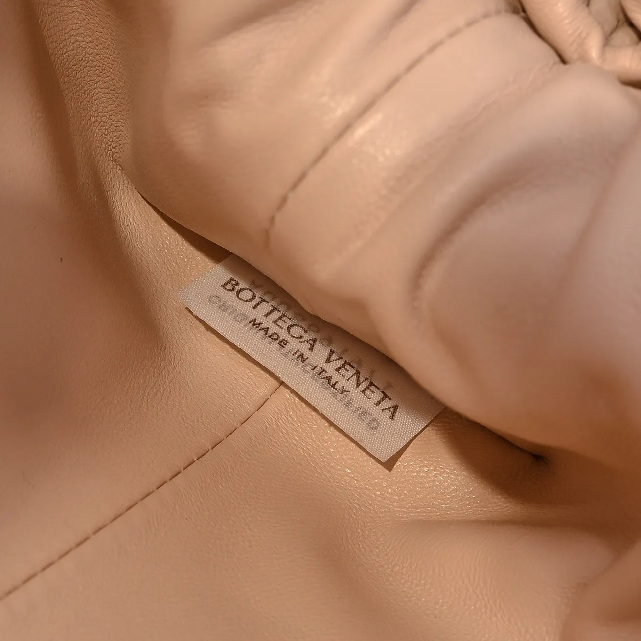 Batch 2260 Bitters Venetia 2024 summer series brings Lauren 1980 handbags back to the public eye. The design of the bag is inspired by ancient Roman architecture. It uses the brand's iconic Intrecciato lambskin woven bag body with a hard frame. No logo can be seen on the whole bag. It is equipped with a leather woven metal chain. When using it as a clutch, just put the chain directly in the bag ~ showing an elegant and timeless style. Decades later, when Lauren Hutton once again walked on the Bottega Venetia spring and summer show with this bag, the charm of the year still remains intact despite the passage of time. Size: 31.5*16.5*11 Style No.: 5807